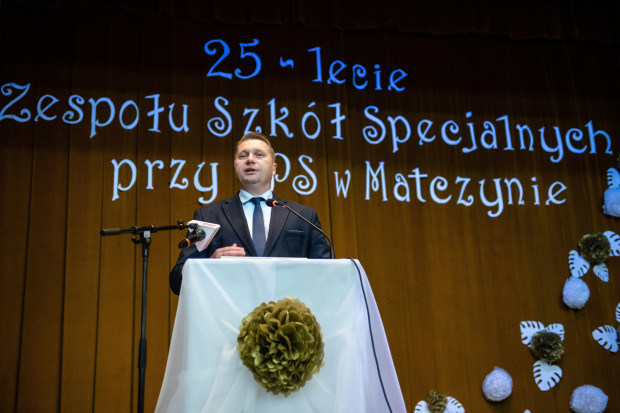 Minister edukacji i nauki Przemysław Czarnek podczas uroczystości z okazji 25-lecia Zespołu Szkół Specjalnych przy DPS w Matczynie  (fot. PAP/Wojtek Jargiło)