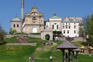 Na wyłączonych działkach znajduje się zachodnie skrzydło klasztoru – obecnie muzeum parku oraz tak zwany szpitalik (fot. commons.wikimedia/Jakub Hałuń/CC BY-SA 3.0)
