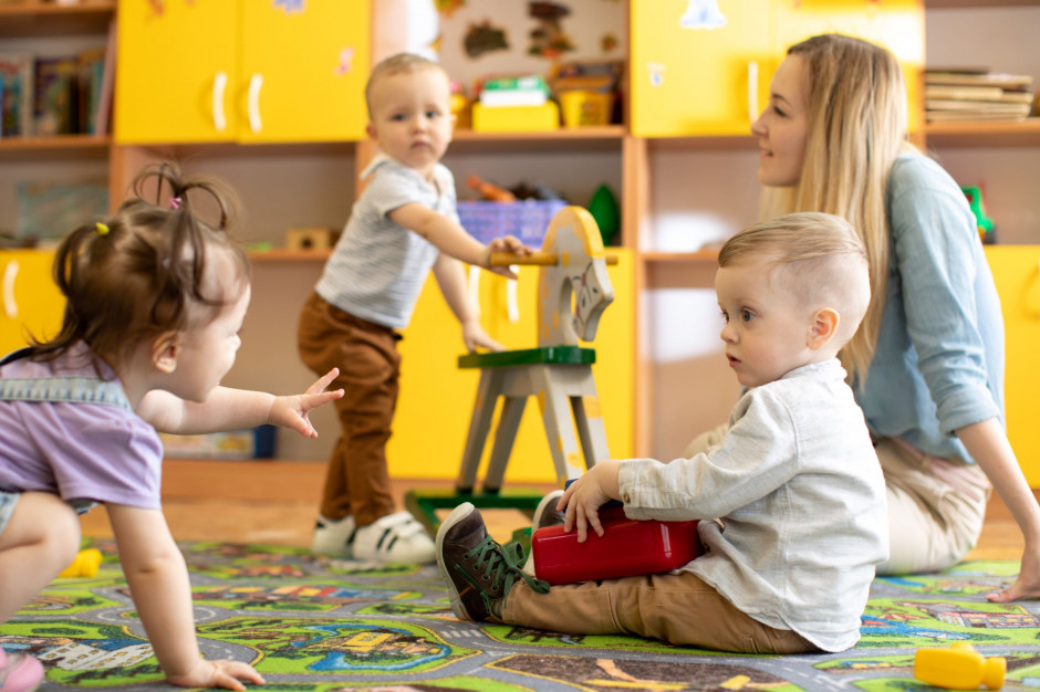 Najliczniejszą grupę w żłobkach i klubach dziecięcych stanowiły dzieci w wieku 2 lat – 52,3 proc. (fot. Shutterstock) Najliczniejszą grupę w żłobkach i klubach dziecięcych stanowiły dzieci w wieku 2 lat – 52,3 proc. (fot. Shutterstock)