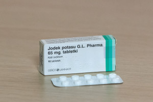 Kolportażem tabletek jodku potasu wśród mieszkańców w razie potrzeby będą zajmować się gminne zespoły kryzysowe (fot. PAP/Michał Zieliński)