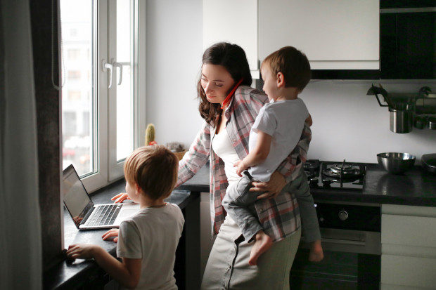 Rodziny zastępcze zawodowe otrzymają znacznie wyższe wynagrodzenie. (Fot. Adobestock)