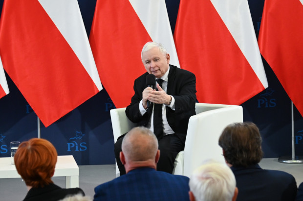 Jarosław Kaczyński dał do zrozumienia, że niektóre sprawy dotyczące braku ogrzewania mogą mieć swój finał w sądzie (fot. PAP/Marcin Bielecki)