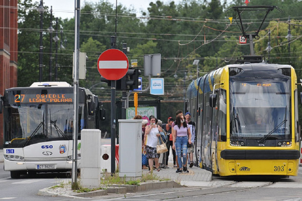 W Toruniu tramwaje kursują w ciągu dnia, ale w nocy zastąpiły je autobusy (Fot. torun.pl)