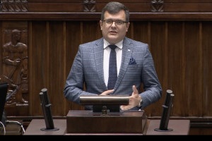 Piotr Uściński: Ustawa ma na celu rozwój kooperatyw jako alternatywy dla nabywania mieszkań od deweloperów (Fot. PTWP/Screen z posiedzenia sejmu)