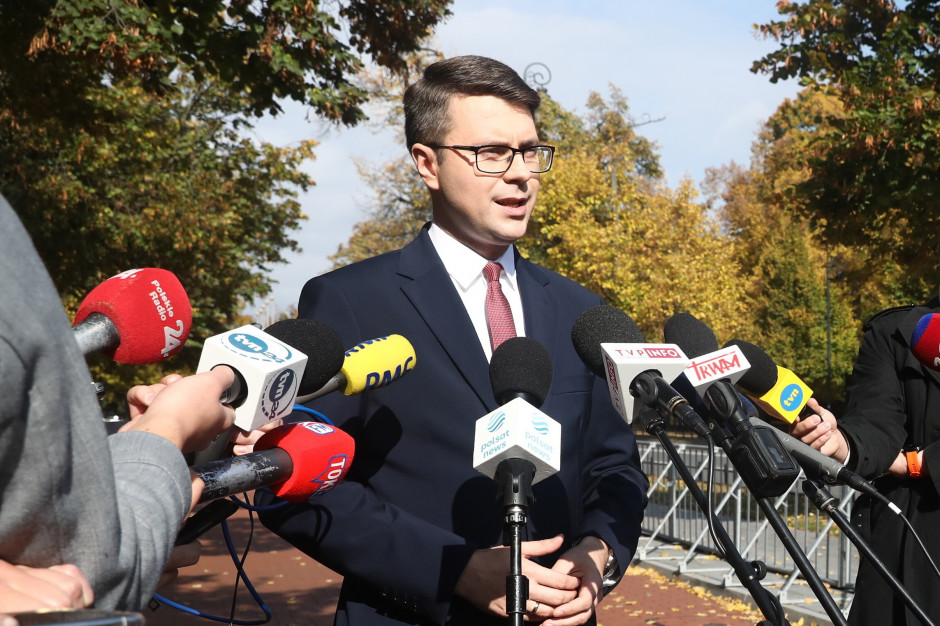Chcemy stworzyć ramy prawne i zapłacić samorządom za pomoc obywatelom - powiedział Piotr Müller (fot. PAP/Tomasz Gzell) Chcemy stworzyć ramy prawne i zapłacić samorządom za pomoc obywatelom - powiedział Piotr Müller (fot. PAP/Tomasz Gzell)