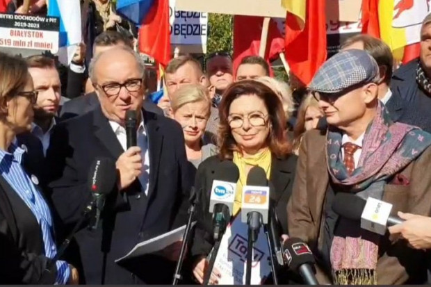 Pod Sejmem z samorządowcami byli bowiem politycy opozycji (fot. twitter.com/Cieslak_Mich)