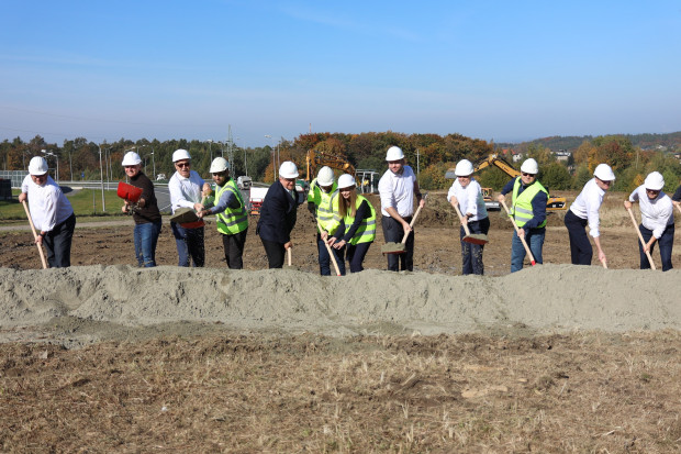 Budowę rozpoczęto oficjalnie równoczesnym wbiciem 20 pierwszych łopat, przez 20 osób (fot. gov.pl)