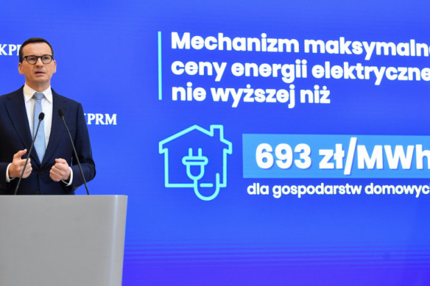 Premier Mateusz Morawiecki przedstawił mechanizm maksymalnej ceny energii elektrycznej m.in. dla podmiotów wrażliwych (fot. PAP/Radek Pietruszka)