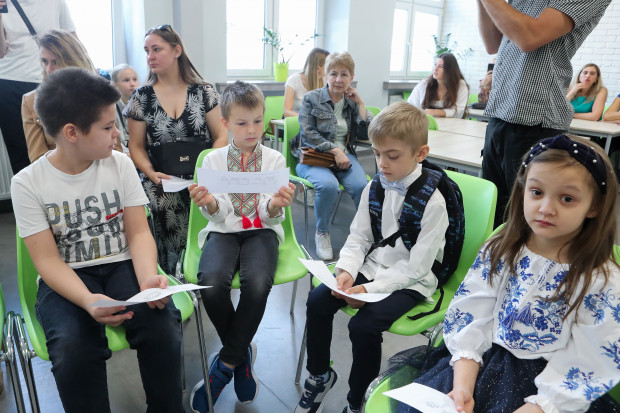 Znacznie więcej uczniów z Ukrainy korzysta z klas z polskimi rówieśnikami (fot. PAP/Roman Zawistowski)