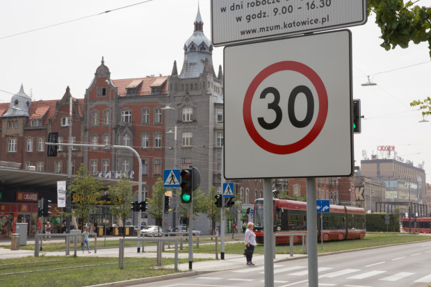 Między innymi dzięki wprowadzeniu Strefy Tempo 30  w mieście dochodzi do mniejszej liczby wypadków (Fot. UM Katowice)