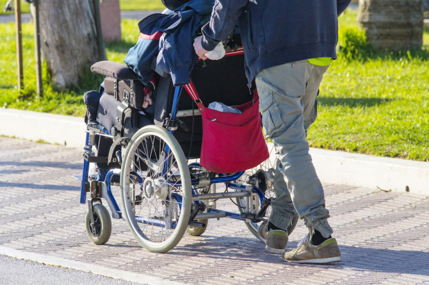 Usługi społeczne mają na celu m.in. wspieranie osób niepełnosprawnych (Fot. Adobestock)