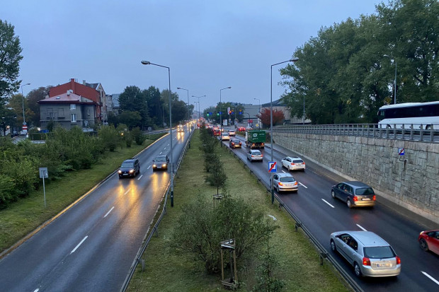 Według sporej części krakowian winne wciąż kiepskiej jakości powietrza w mieście są emisje samochodowe (Fot. krakow.pl)