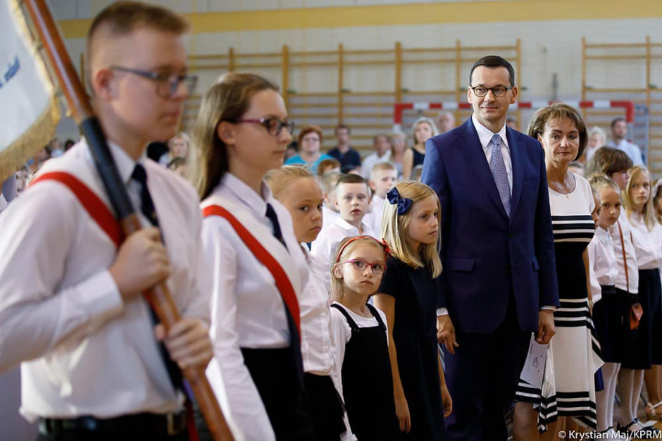 Wykształcenie to dobro, którym nauczyciele codziennie dzielą się ze swoimi uczniami - powiedział premier (fot. facebook.com/MorawieckiPL) Premier podziękował nauczycielom za ciężką pracę, poświęcenie i troskę