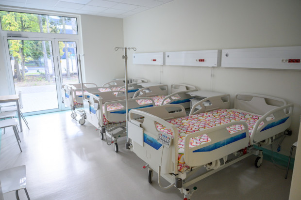 Szpitale o niskich wzrostach kontraktów dostaną dodatkowe pieniądze z NFZ (Fot. PAP/Jakub Kaczmarczyk)