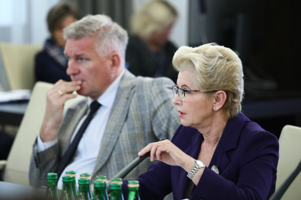 Senator KO Beata Małecka-Libera i  senator Lewicy Wojciech Konieczny na posiedzenia senackiej komisji zdrowia (Fot. PAP/Tomasz Gzell)