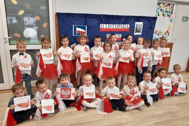 Dzieci z Przedszkola nr 2 w Kowańcu odspiewały hymn 10 listopada 2021 r. (Fot. UM w Nowym Targu).