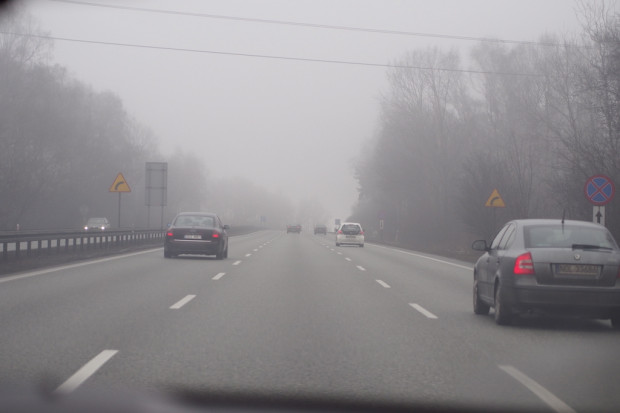 Źródłem smogu, w tym pyłu PM2,5, są m.in. spaliny z silników samochodowych (Fot. PAP/Michał Szalast)