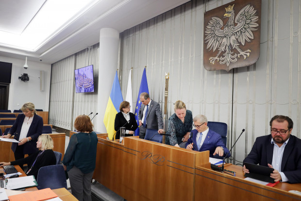 Komisje za odrzuceniem ustawy wydłużającej kadencję samorządów w całości (fot. twitter.com/PolskiSenat)