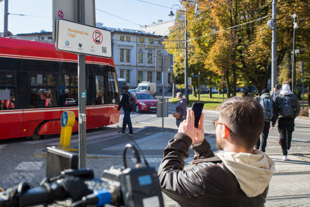 Katowice wdrażają pilotaż innowacyjnego rozwiązania Stop – Fon, poprawiającego bezpieczeństwo na przejściach dla pieszych Fot. katowice.eu
