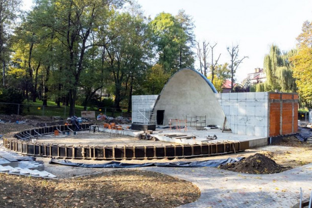 Do końca listopada powinny się zakończyć prace na terenie przechodzącego gruntowną przebudowę Parku Czempiela w Rybniku. Fot. rybnik.eu
