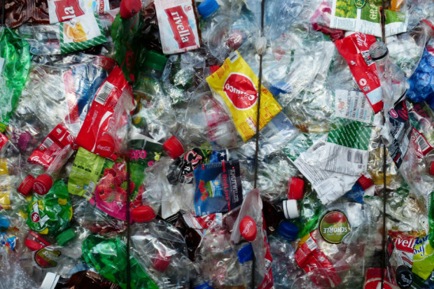 odpady plastikowe są produkowane w ogromnych ilościach i trudno je zebrać po użyciu (fot.pixabay)