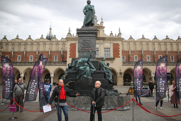 Prezentacji pomnika towarzyszył happening "przeciwników sztuki wysokiej", którzy nawoływali do "bojkotu festiwalu" (fot. PAP/PAP/Łukasz Gągulski)