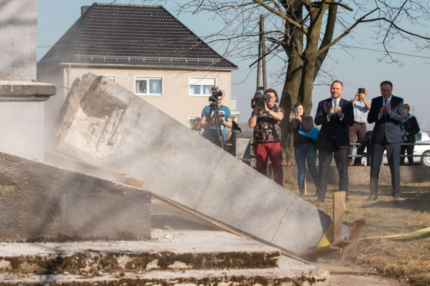 W marcu odbył się demontaż pomnika Armii Czerwonej  w gminie Prószków (Fot. Mikołaj Bujak (IPN)