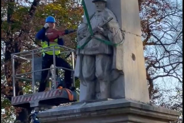 Tak przebiegał demontaż pomnika (fot.twitter.com/LeskiewiczRafa)