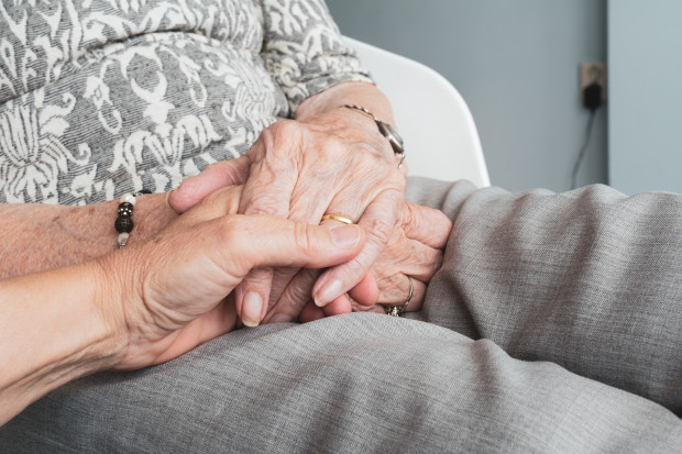 Celem programu jest poprawa dostępności do usług opiekuńczych, w tym specjalistycznych usług opiekuńczych, dla osób w wieku 75 lat i więcej (fot.pixabay)