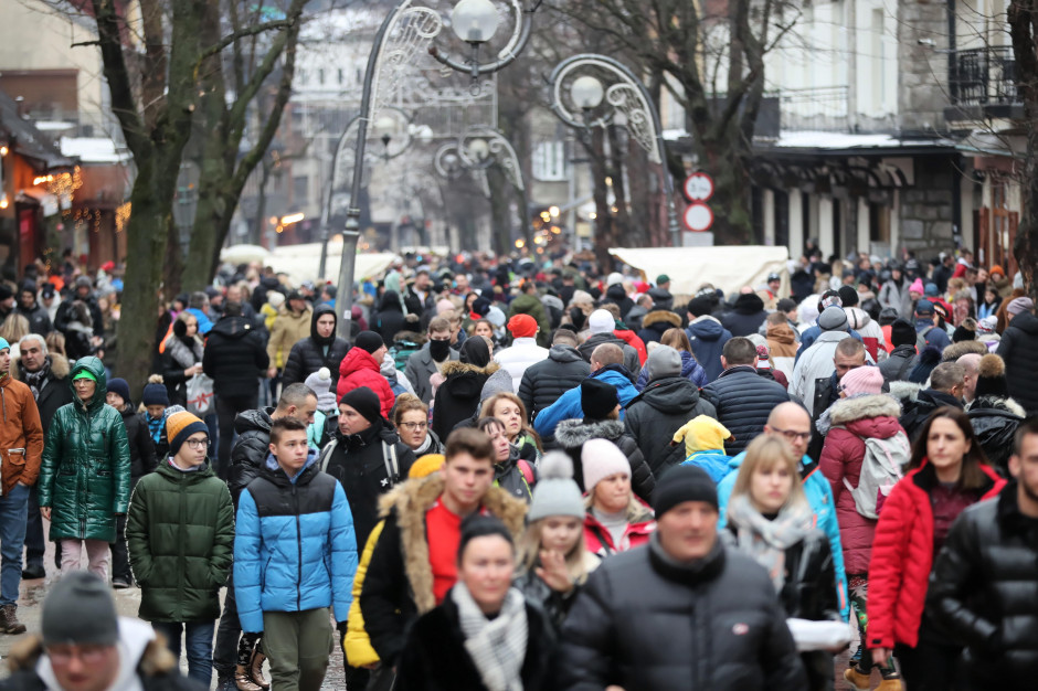 Mimo wysokich cen, turyści ciągle chętnie odwiedzają Zakopane. Pytanie, jak długo? (fot. PAP/Grzegorz Momot) Mimo wysokich cen, turyści ciągle chętnie odwiedzają Zakopane. Pytanie, jak długo? (fot. PAP/Grzegorz Momot)