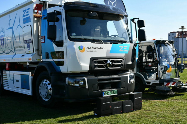 Pojazd Renault Trucks to pierwszy w 100 proc. elektryczny pojazd przeznaczony do zbiórki odpadów (fot.swiebodzice.pl)