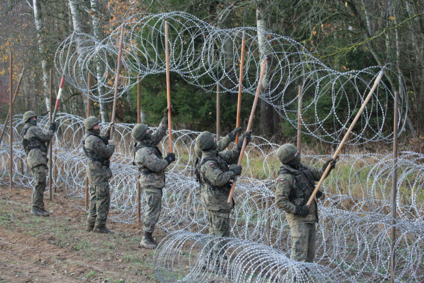 Na granicy Polski z obwodem kaliningradzkim powstaje tymczasowa zapora (fot. PAP/Tomasz Waszczuk)