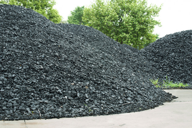 Węgiel ma być odpowiedniej jakości, a zasady jego dystrybucji dostosowane do warunków gminy. (Fot. Adobestock)