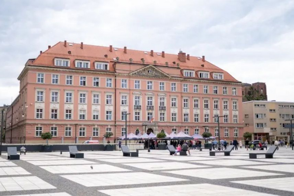 Czynności prowadzono także w urzędzie miejskim Wrocławia i Zarządzie Zasobu Komunalnego (fot. UM Wrocław) Czynności prowadzono także w urzędzie miejskim Wrocławia i Zarządzie Zasobu Komunalnego (fot. UM Wrocław)