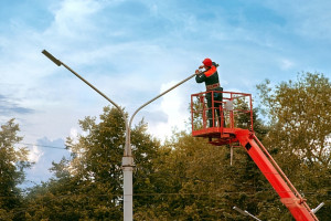 Władze gminy Wiązowna zdecydowały się na modernizację oświetlenia ulicznego w PPP (Fot. Adobe Stock)