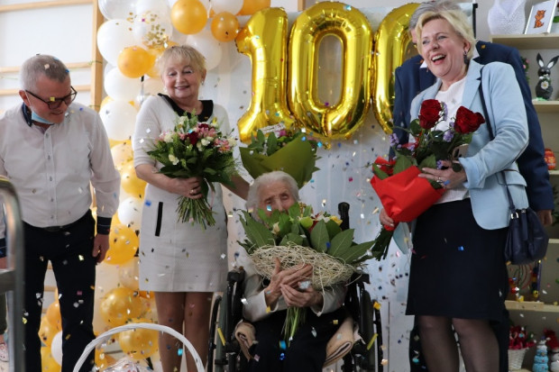 Obecnie świadczenie honorowe pobiera 2689 osób, które ukończyły 100 lat (Fot. garwolin-gmina.pl)