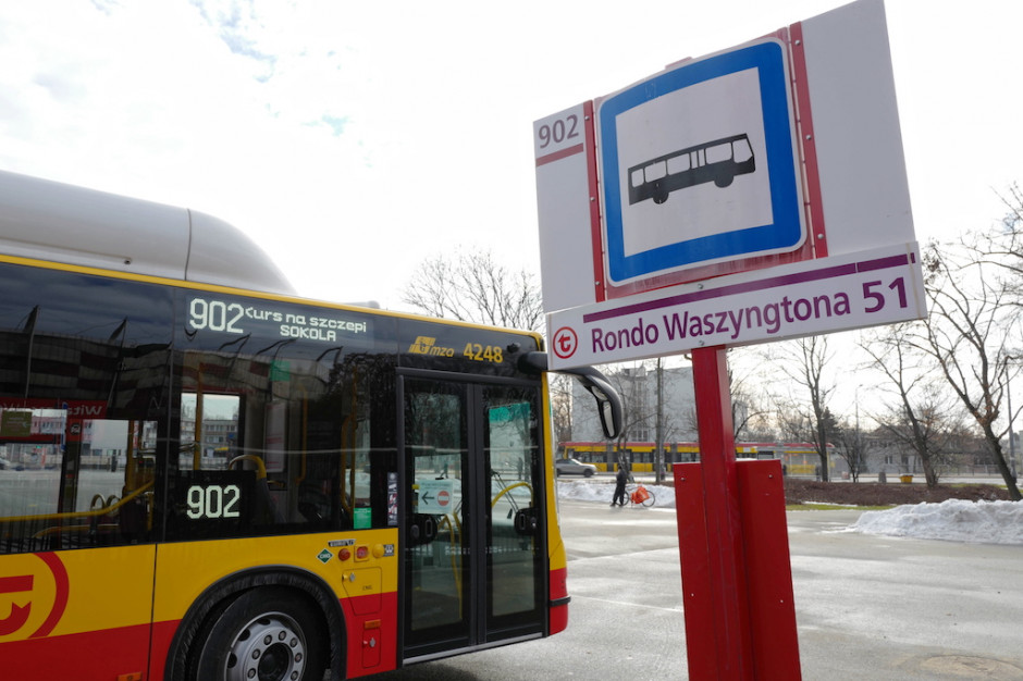 Kierowcom miejskich autobusów będzie przysługiwać ochrona jak funkcjonariuszom publicznym? Tego chcą posłowie (Fot. PAP/Mateusz Marek)