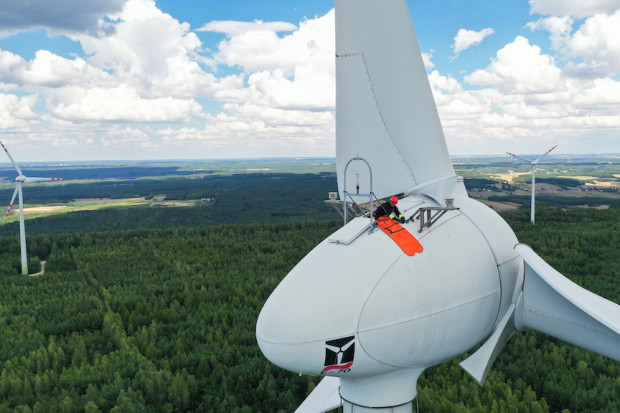 Farmy wiatrowe są jednym z ważnych elementów rozwoju OZE (Fot. PAP/Grzegorz Michałowski)
