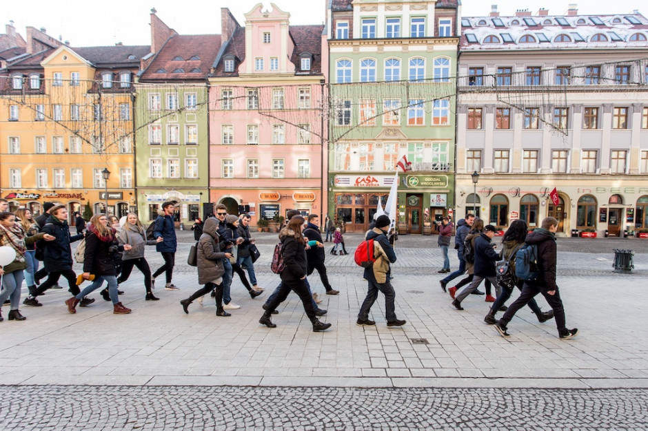Czy przyszłość miast będzie rzeczywiście kształtowana przez młode pokolenie? (Fot. PAP/Maciej Kulczyński)