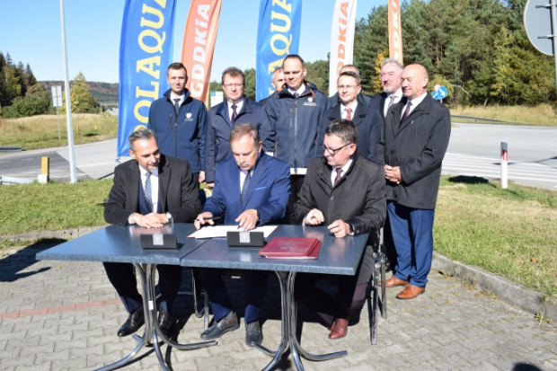 Podpisanie umowy na zaprojektowanie i budowę odcinka S19 z Dukli do Barwinka. Fot. Starostwo Powiatowe w Krośnie