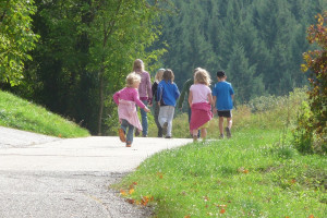 Dzieci na wycieczce szkolnej biegną ruchliwą drogą. Nauczyciel ponosi pełną odpowiedzialność