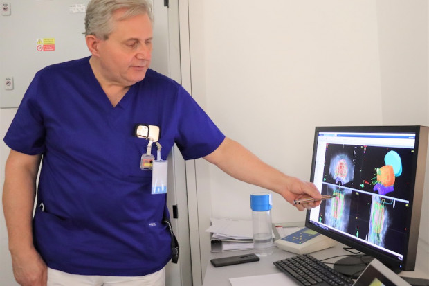 Dr Norbert Piotrkowicz prezentuje nowatorską metodę leczenia raka prostaty (Fot. WSzW w Gorzowie Wlkp.)