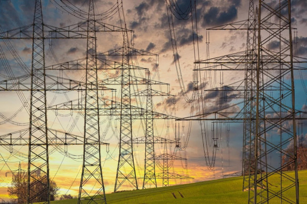Samorządy, chcąc uniezależnić się od dostawców prądu, myślą też o budowie własnych sieci do jego przesyłu. Fot. Pixabay