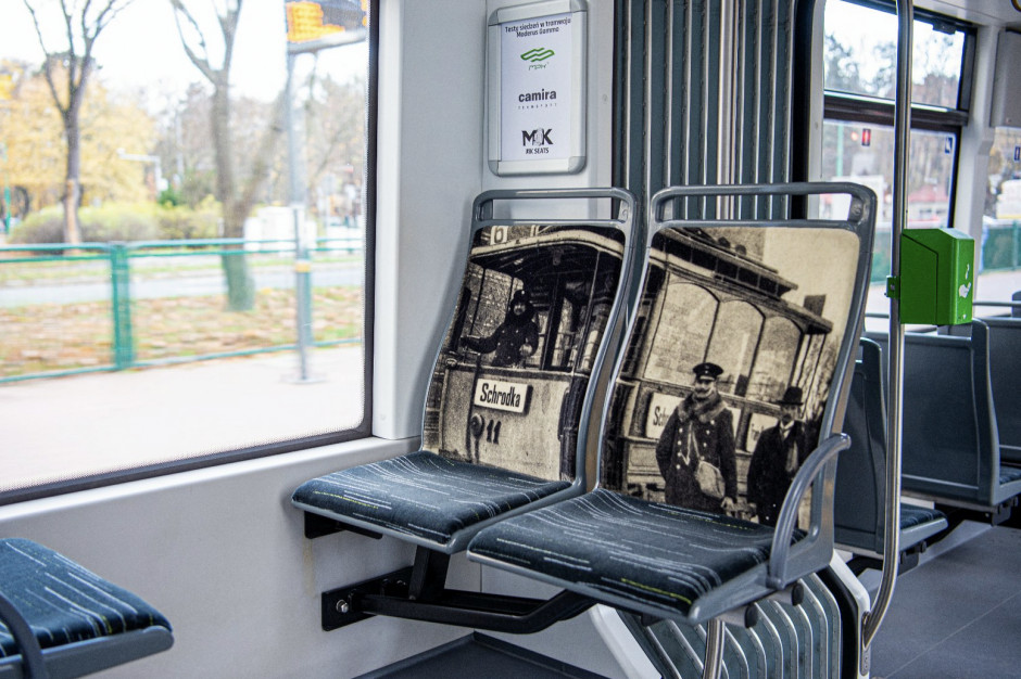 Poznański tramwaj z objazdową wystawą zdjęć na obiciach siedzeń (Fot. Poznan.pl)