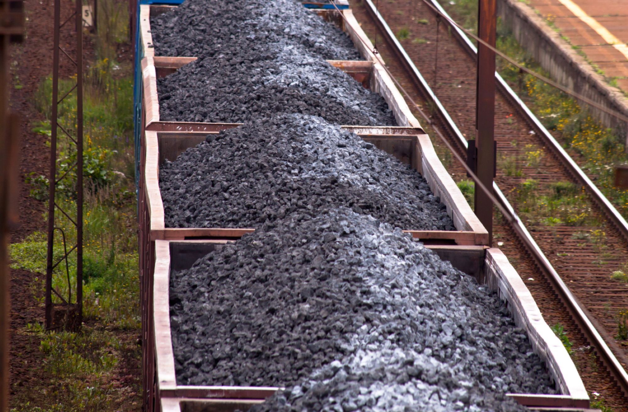 Realizacja dostaw węgla dla mieszkańców będzie możliwa natychmiast po podpisaniu umowy i przekazaniu zamówień na węgiel (fot. shutterstock)