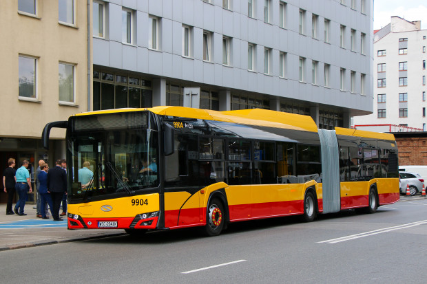 Autobus z firmy Arriva, którym podróżowało 40 osób, przebił bariery energochłonne i spadł z wiaduktu w Warszawie (zdj. ilustracyjne, mat. pras. www.ztm.waw.pl)
