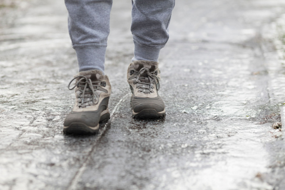 To samorząd odpowiada za utrzymanie bezpiecznego stanu chodnika zimą (fot. Shutterstock)