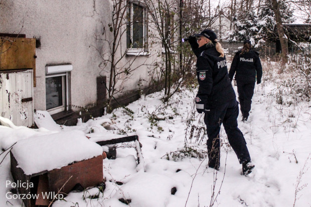 Policjanci kontrolują miejsca, w których mogą przebywać osoby bezdomne (fot. gorzow-wielkopolski.policja.gov.pl)