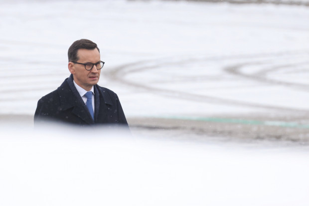 Rząd chce wprowadzić w kodeksie wyborczym. Na zdjęciu premier Mateusz Morawiecki przed wylotem z Warszawy (Fot. PAP/Leszek Szymański)