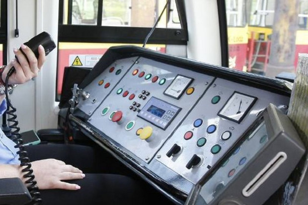 Rozkład jazdy tramwajów jest tak ułożony, że nie uwzględnia czekania na dobiegających pasażerów czy sprzedaży biletów (Fot. MPK Łódź)
